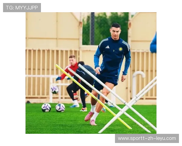 C罗训练结束后与球迷亲切互动，c罗刻苦训练